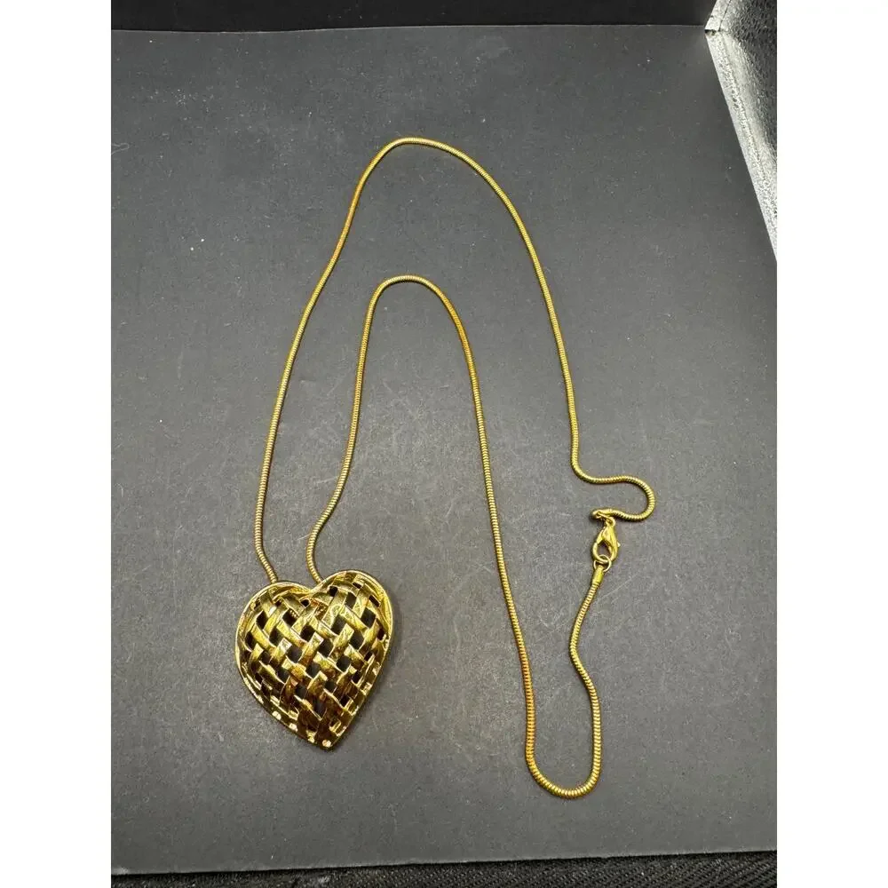 Vintage Gold Tone Basket Weave Heart Pendant Snake Chain Necklace 29.5